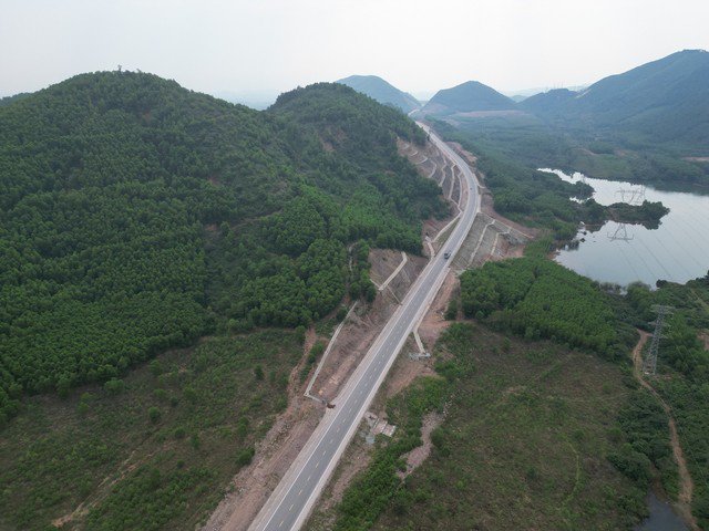 Tuyến đường này trải dài qua nhiều khu vực đồi núi.