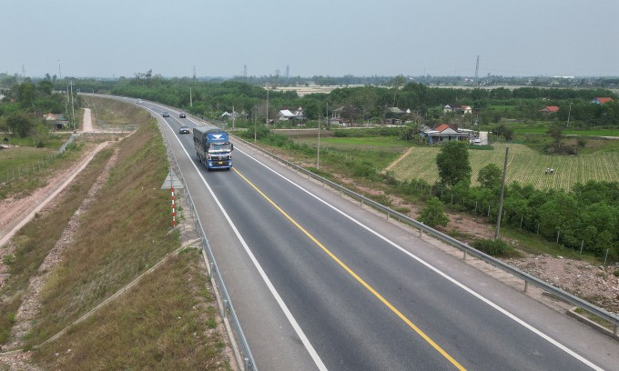 Cao tốc Cam Lộ - La Sơn rộng 12 m, trong đó hai làn xe rộng 7 m, lề đường mỗi bên 2,5 m. Ảnh: Võ Thạnh