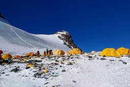 Đỉnh Everest đang biến thành bãi rác cao nhất thế giới