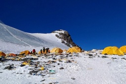 Du lịch - Đỉnh Everest đang biến thành bãi rác cao nhất thế giới