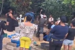 Thế giới - Nhận cuộc gọi lạ vào máy của con gái đã chết, gia đình vội đào mộ đưa thi thể con về nhà