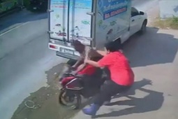 Đang chuẩn bị tẩu thoát, tên trộm bị chủ xe lao ra đấm tới tấp