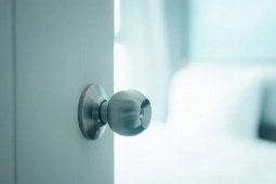 Nên đóng hay mở cửa nhà vệ sinh khi không sử dụng?
