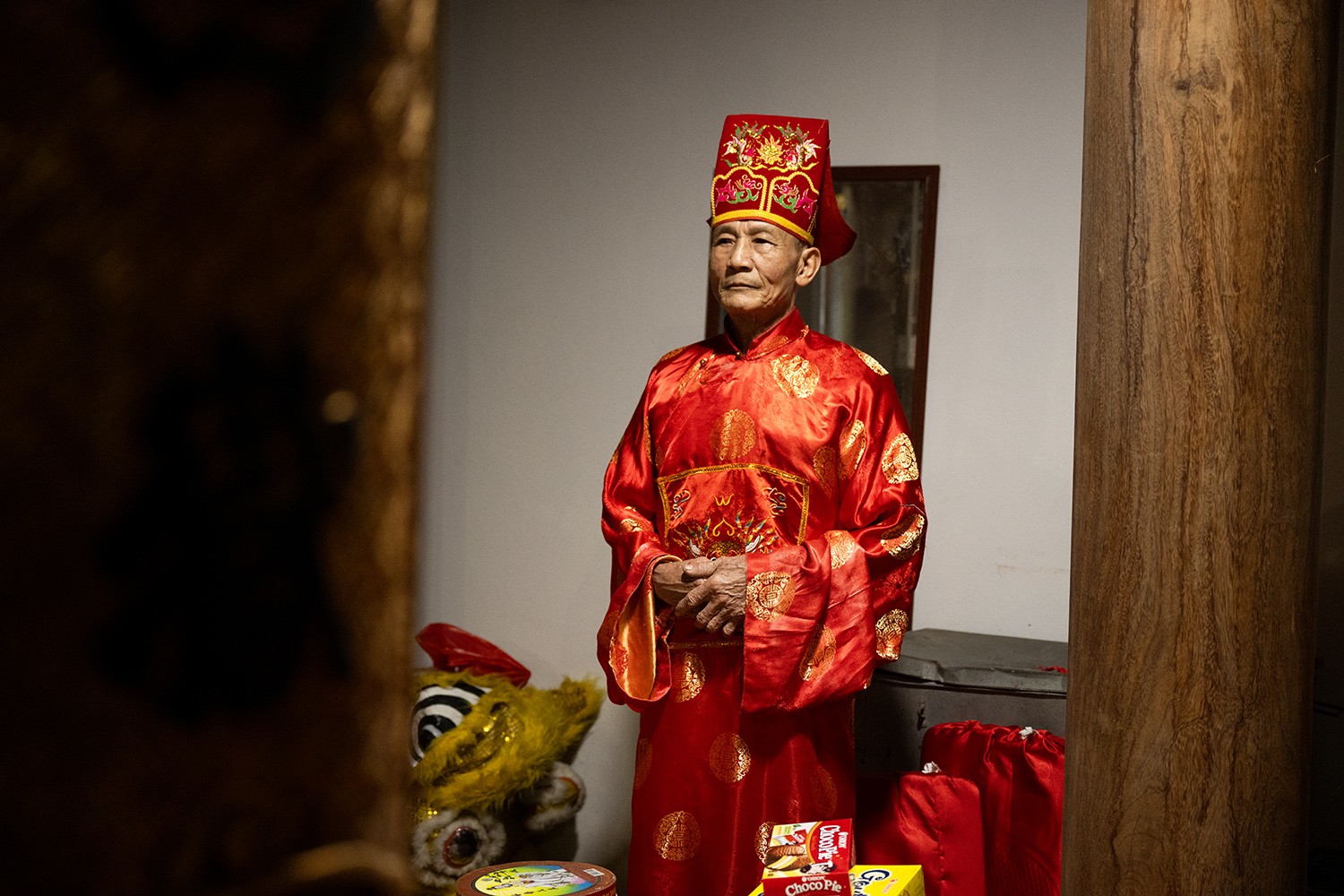  20h, các nghi lễ được thực hiện tại đình làng bởi các cụ cao niên của làng An Định.