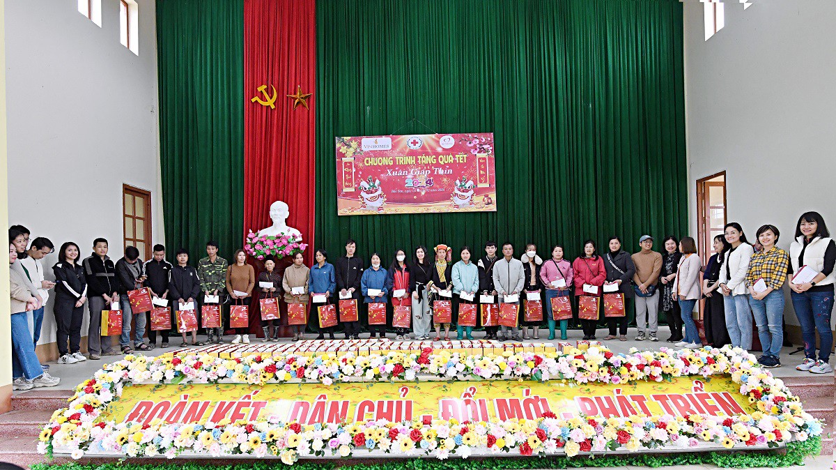 Đại diện BQT cư dân các khu đô thị Vinhomes cùng Quỹ thiện tâm trao quà Tết Giáp Thìn tại huyện Bắc Sơn, tỉnh Lạng Sơn