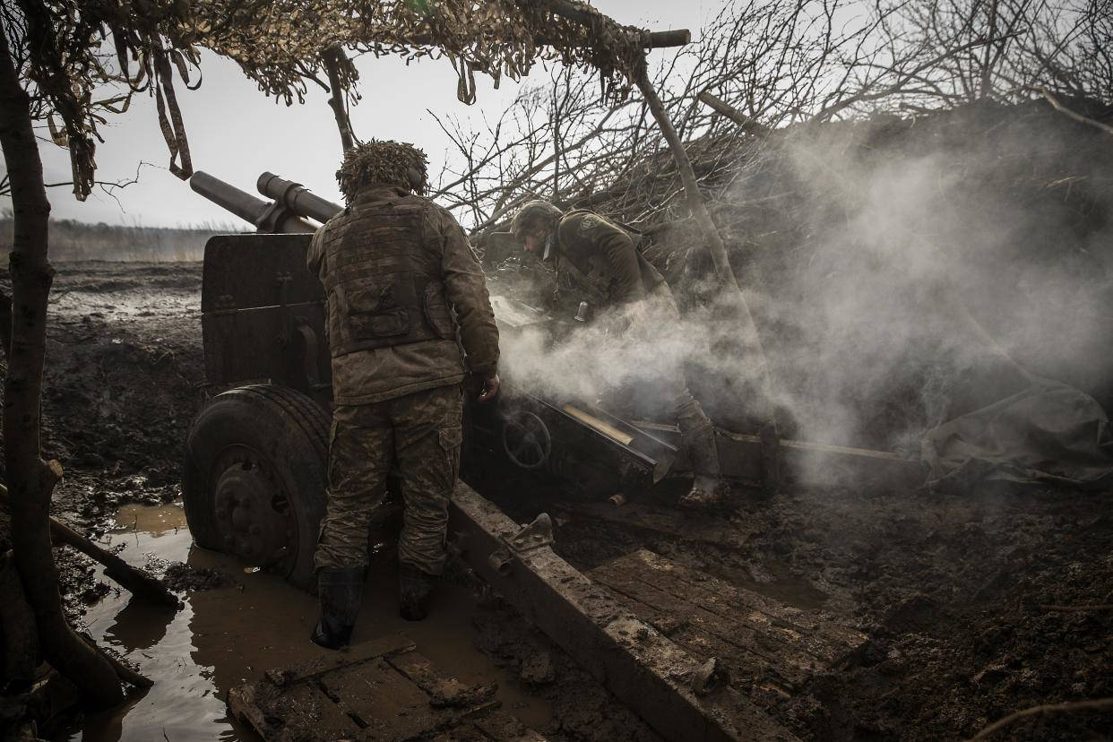 Binh sĩ Ukraine bắn pháo nhằm vào vị trí của Nga gần Avdiivka vào ngày 14/2/2024.