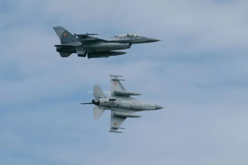 Hai chiến đấu cơ F-16 trong một lần trình diễn tại Romania vào tháng 11/2023. Ảnh: AFP