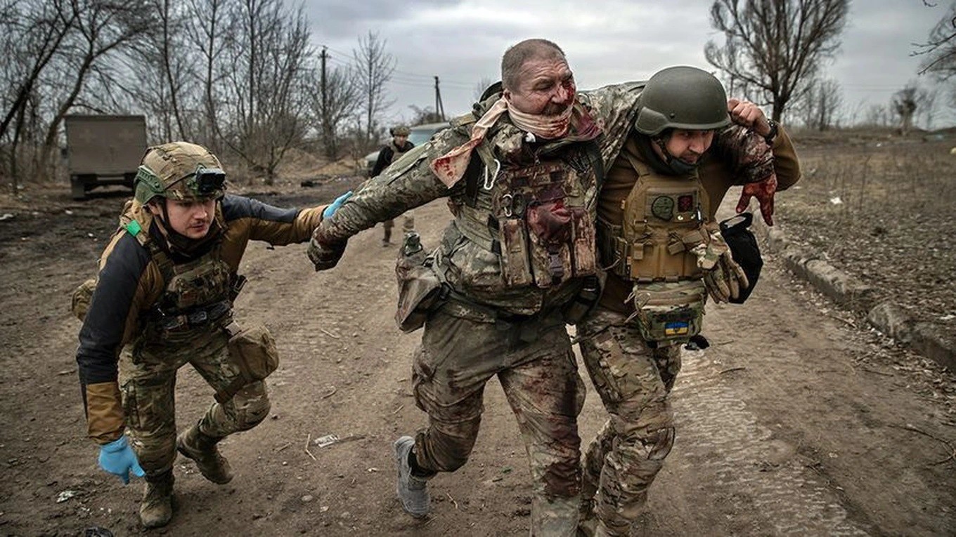 Thương binh Ukraine được đưa rời khỏi chiến trường Donetsk (ảnh: Reuters)