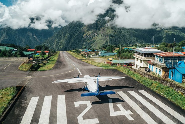 Sân bay Lukla, Nepal: Sân bay này được coi là một trong những sân bay nguy hiểm nhất thế giới bởi đường băng ngắn, dốc nằm trên dãy núi Himalaya.