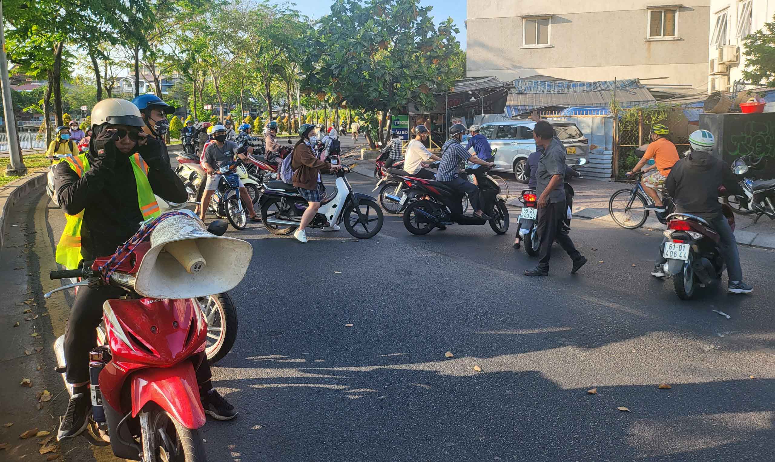 Người đi đường phải quay đầu xe tìm hướng khác để lưu thông.