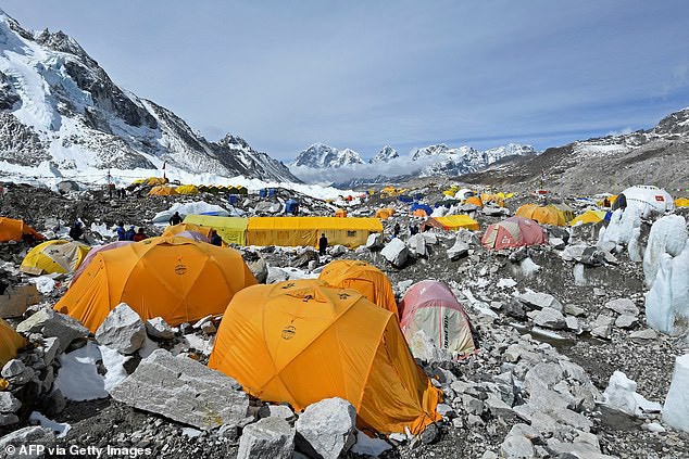Đỉnh Everest đang biến thành bãi rác cao nhất thế giới - 1