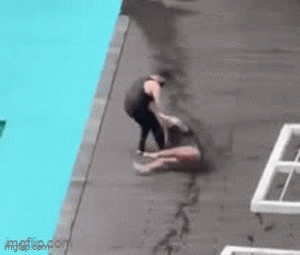 Mâu thuẫn với bạn gái bên bể bơi, hành động sau đó của người đàn ông khiến dân mạng phẫn nộ - 1