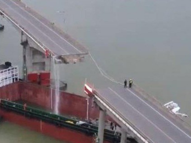 Thế giới - Trung Quốc: Tàu hàng đâm gãy cầu, nhiều phương tiện rơi xuống sông