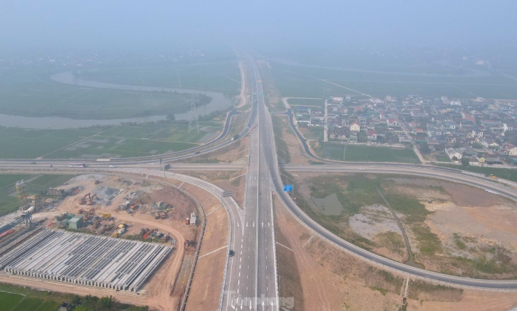 Điểm đầu tuyến cao tốc tại nút giao với đường Nghi Sơn - Bãi Trành, tiếp nối với đường cao tốc quốc lộ 45 - Nghi Sơn tại thị xã Nghi Sơn (tỉnh Thanh Hóa) và điểm cuối giao với quốc lộ 7, kết nối với đường cao tốc Diễn Châu - Bãi Vọt tại xã Diễn Cát, huyện Diễn Châu (tỉnh Nghệ An).