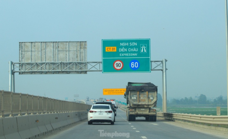 Theo các tài xế, mặt đường cao tốc nhỏ hẹp nên tốc độ bị hạn chế. Trước đó trên tuyến cao tốc này được hạn chế tốc độ tối đa 80km/h. Tuy nhiên hiện tại tuyến đường đã được nâng lên tốc độ tối đa là 90km/h.