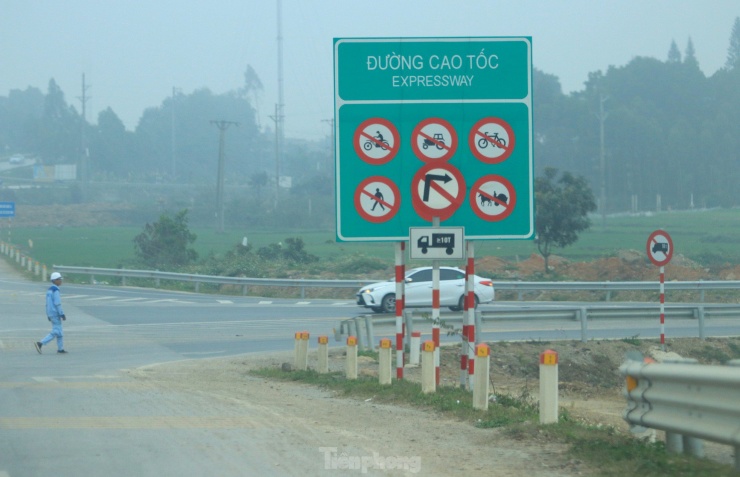 Tại các điểm nhập vào cao tốc đều có biển cảnh báo, cấm các loại phương tiện đi vào cao tốc và cấm xe có tải trọng hàng trên 10 tấn.