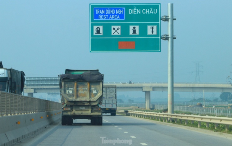 Ông Trần Hữu Hải - Giám đốc Ban Quản lý Dự án 6 (Bộ Giao thông Vận tải) cho biết, trên tuyến có 1 trạm dừng nghỉ được đặt đối xứng hai bên đường tại xã Diễn Đoài (Diễn Châu, Nghệ An). Tuy nhiên hiện các đơn vị đang khẩn trương triển khai quy trình đấu thầu xây dựng.