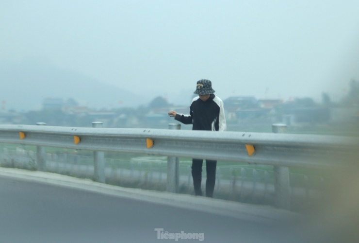 Dù tuyến cao tốc có hành lang bằng tấm thép cỡ lớn rào bao quanh phía ngoài. Tuy nhiên thỉnh thoảng vẫn có người, trâu bò xâm nhập sát vào các dãy hộ lan của làn cao tốc, tiềm ẩn nguy cơ tai nạn giao thông.