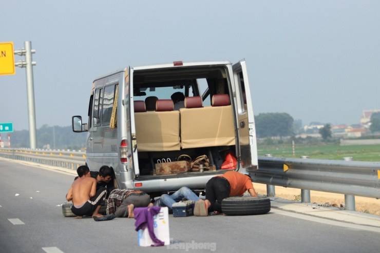 Không có làn khẩn cấp, không có trạm dừng nghỉ nên khi xe gặp sự cố hay hết xăng đều phải dừng ngay trên làn đường cao tốc đang đi, tiềm ẩn nguy hiểm và nguy cơ cao xảy ra tai nạn liên hoàn.
