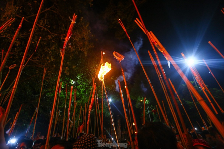 Chen nhau dùng sào tre rước lửa thiêng tại lăng mộ lúc nửa đêm - 20