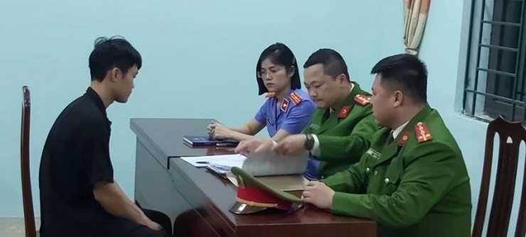 Anh BVT - người cho bạn nhậu mượn xe làm việc với cơ quan chức năng. Ảnh CA