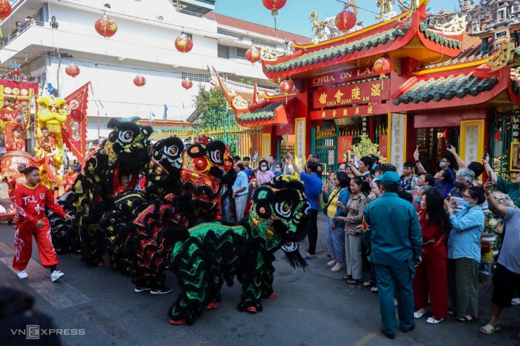 Tại Hội quán Ôn Lăng trên đường Lão Tử, các nhóm lân sư rồng dừng lại múa khoảng 3 phút. Trong lịch trình diễu hành đều đi qua các chùa, hội quán của người Hoa với ý nghĩa kết nối, tạo nên sự đoàn kết cộng đồng với nhau.