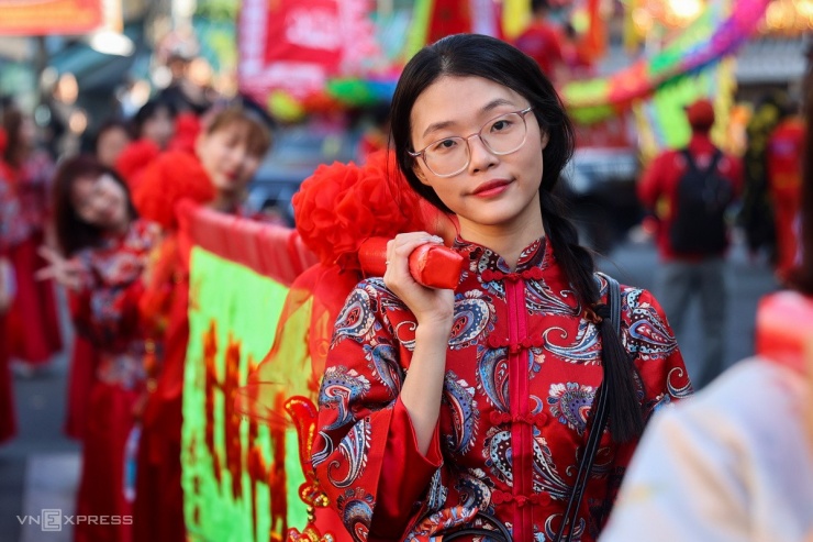 Trong trang phục truyền thống người Hoa, năm thứ hai liền Hương Lan tham gia trong đội gánh cờ, phướn. 
