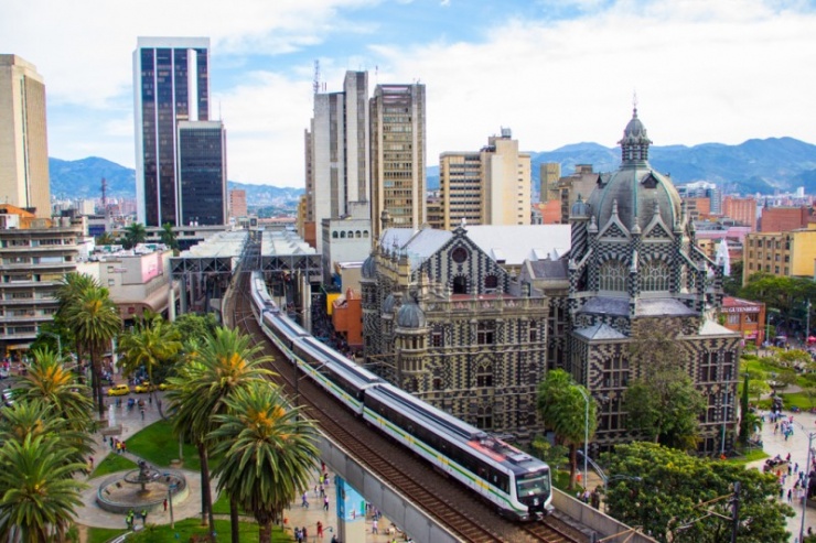 Medellin, thành phố lớn thứ nhì Colombia, có nhiều cảnh đẹp và đã đón 1,4 triệu khách quốc tế vào năm 2022. Ảnh: RM.