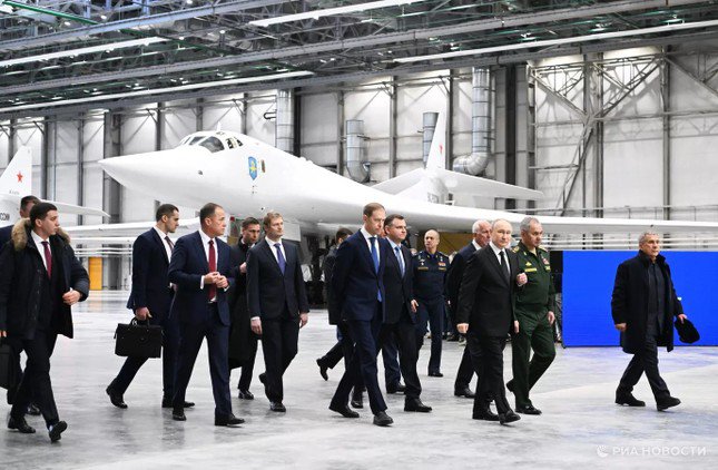 Tổng thống Nga Vladimir Putin thăm nhà máy Gorbunov Kazan. Ảnh: RIA