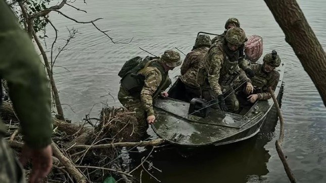 Lực lượng Ukraine trên sông Dnieper. Ảnh: Pravda