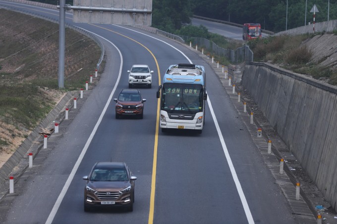 Xe khách lấn làn, vượt xe trên cao tốc Cam Lộ - La Sơn. Ảnh: Võ Thạnh