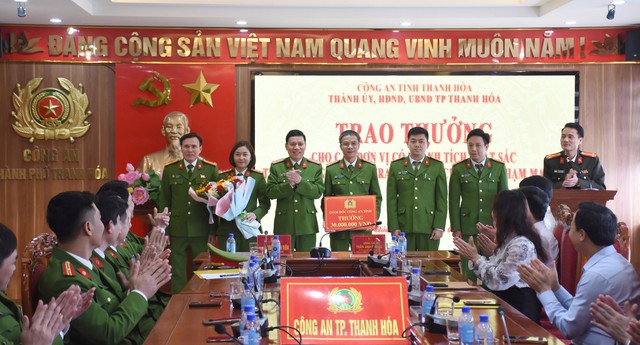 Đại tá Dương Văn Tiến, Phó Giám đốc, Thủ trưởng Cơ quan cảnh sát điều tra Công an tỉnh Thanh Hóa, trao thưởng cho Phòng Cảnh sát điều tra tội phạm về ma túy Công an tỉnh