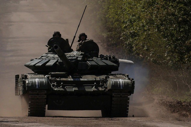 Lính Ukraine ngồi trên xe tăng trên đường tới TP Bakhmut ở khu vực Donetsk, Đông Ukraine. Ảnh: Reuters