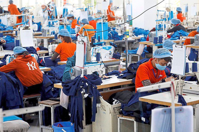 Một nhà máy may mặc xuất khẩu ở tỉnh Hưng Yên. Ảnh: Reuters