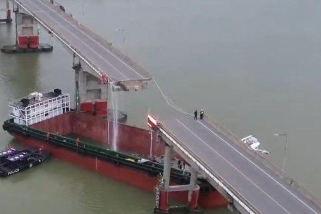 Tàu chở hàng đâm vào cầu bắc qua sông Châu Giang ở TP Quảng Châu - miền nam Trung Quốc, vào sáng 22-2. Ảnh: CCTV