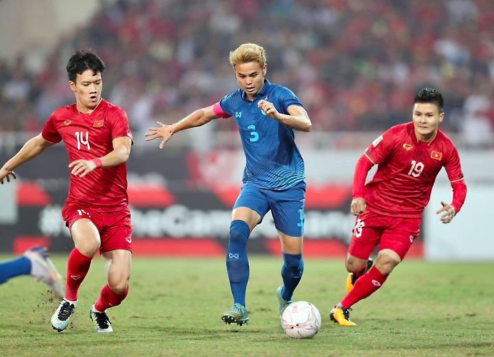 Các ngôi sao bóng đá Việt Nam và Thái Lan chạm trán nhau. Ảnh:ANH PHƯƠNG