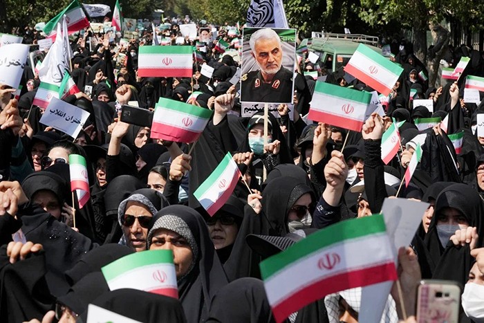 Biểu tình rầm rộ ở Iran sau cái chết của cô Mahsa Amini.