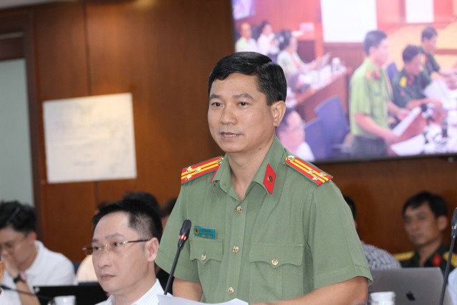 Thượng tá Lê Mạnh Hà, Phó Phòng Tham mưu Công an thành phố, trả lời báo chí tại buổi họp báo chiều 22-2. Ảnh: Nguyễn Phan