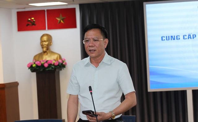 Phó Giám đốc Sở Thông tin và Truyền thông TP HCM Nguyễn Ngọc Hồi trả lời báo chí tại buổi họp báo chiều 22-2. Ảnh: Nguyễn Phan