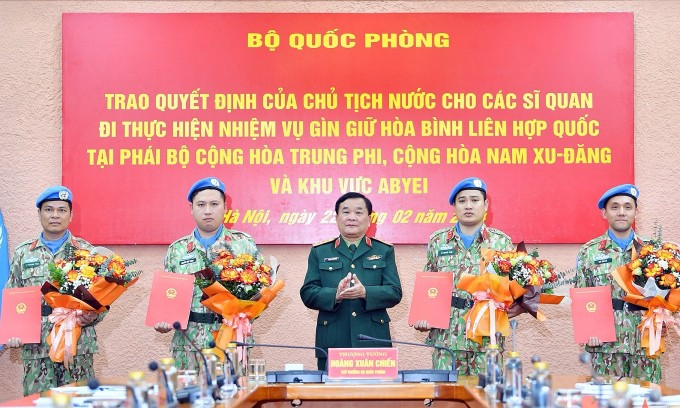 Thượng tướng Hoàng Xuân Chiến chúc mừng 4 sĩ quan nhận quyết định của Chủ tịch nước. Ảnh: Báo Quân đội nhân dân