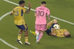 Bóng đá - Ngỡ ngàng Messi rê bóng qua đối thủ chấn thương, báo Anh ví như "phép thuật"