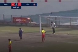 Phi thường - kỳ quặc - Video: Cầu thủ thay nhau "đá phản lưới nhà" trắng trợn gây sốc ở Ấn Độ