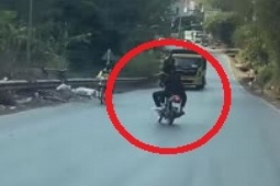 Tin tức trong ngày - Clip: Đi xe máy lắc lư, đánh võng, trêu ngươi tài xế, cặp đôi nhận "bài học đắt giá"