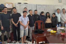 Pháp luật - Bắt quả tang 11 nam, 3 nữ đang chơi "xóc đĩa"