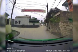 Ô tô - Clip: Pha nhường đường "khó hiểu" của tài xế Toyota