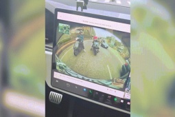 Xe máy - Xe đạp - Clip: Người tốt luôn quanh ta và pha giữ xe "đi vào lòng đất"