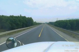 Ô tô - Clip: Xe khách đè vạch "vượt bạt mạng" như chốn không người