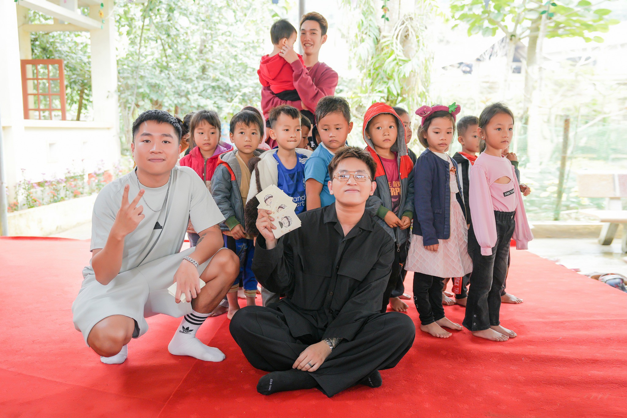 Những hoạt động thiện nguyện của B Ray và các thí sinh thuộc đội rapper này ở Rap Việt mùa 3.