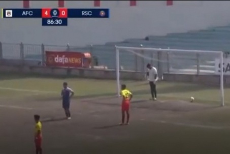 Video: Cầu thủ thay nhau "đá phản lưới nhà" trắng trợn gây sốc ở Ấn Độ