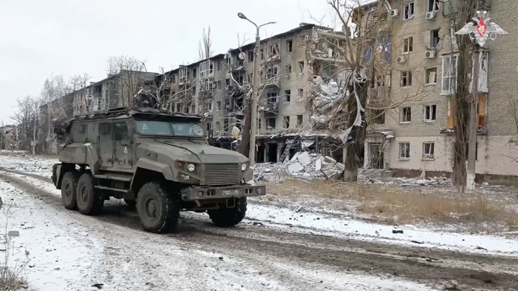 Xe quân sự Nga di chuyển ở thị trấn Avdiivka vào ngày 20/2/2024. Ảnh: Bộ Quốc phòng Nga.